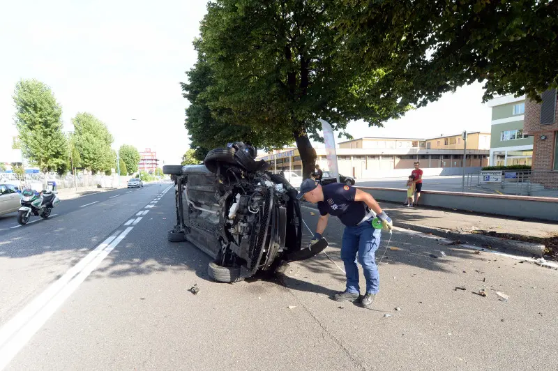 Auto si ribalta in via Orzinuovi