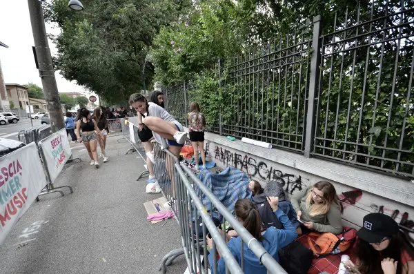 Campo Marte: giovanissime fan in attesa del concerto