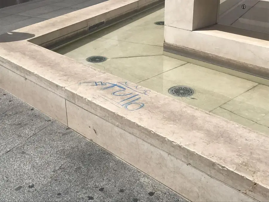 Le scritte in piazza Vittoria