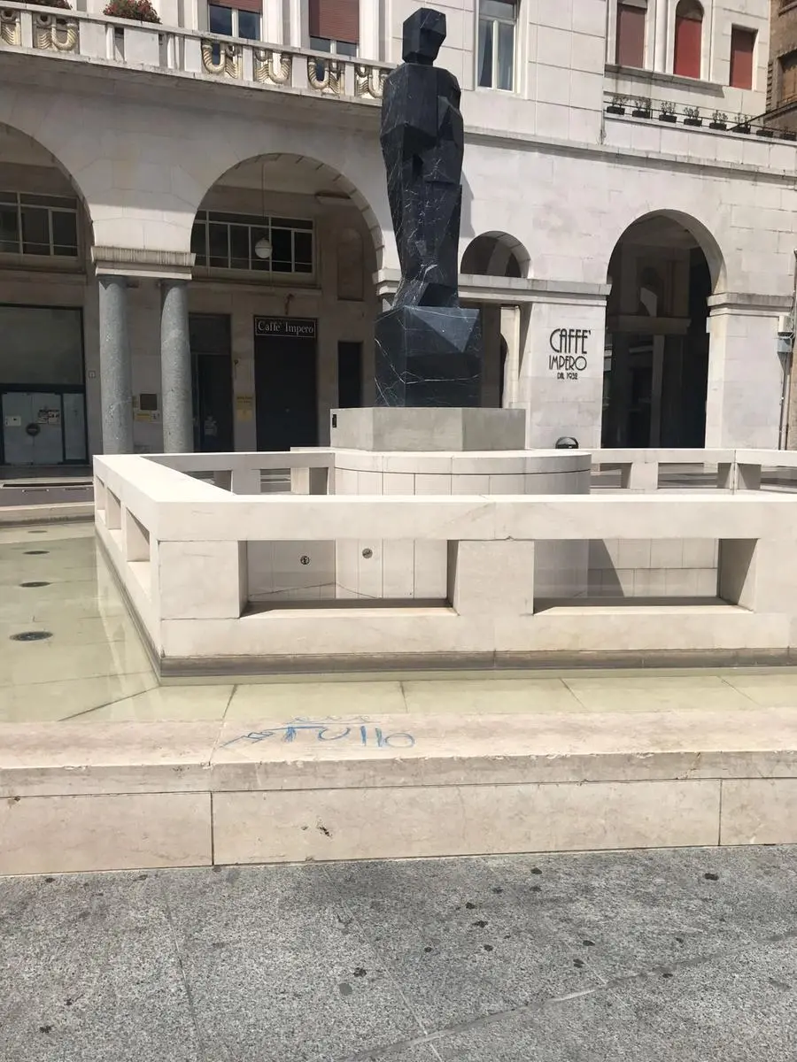 Le scritte in piazza Vittoria