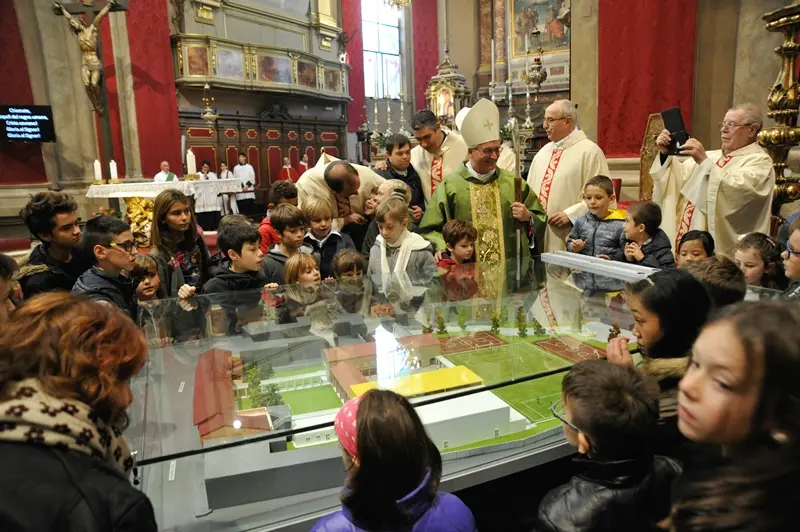 Il vescovo a Manerbio, benedetta la prima pietra dell'oratorio