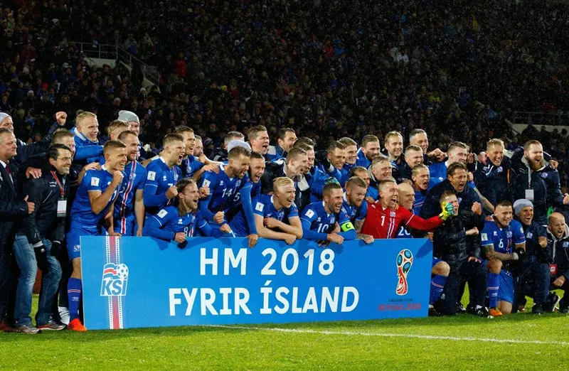 L'esultanza di giocatori e tifosi islandesi