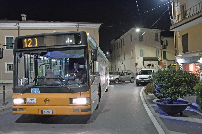 Bus bloccati e suv rimosso: mattinata nera in vicolo dell'Ortaglia