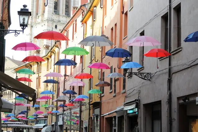 Alcuni scatti di ombrelli sospesi a mezz'aria: nuovo arredo urbano