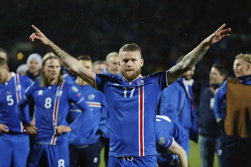 L'esultanza di giocatori e tifosi islandesi