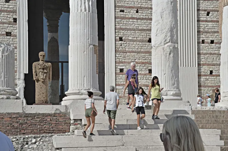 Statue di Mimmo Paladino danneggiate al parco archeologico