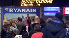 Viaggiatori al banco Ryanair a Orio al Serio - Foto Ansa/Matteo Biazzi