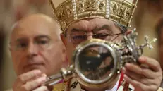 Il cardinale Pepe con la teca del santo - Foto Ansa/Cesare Abbato