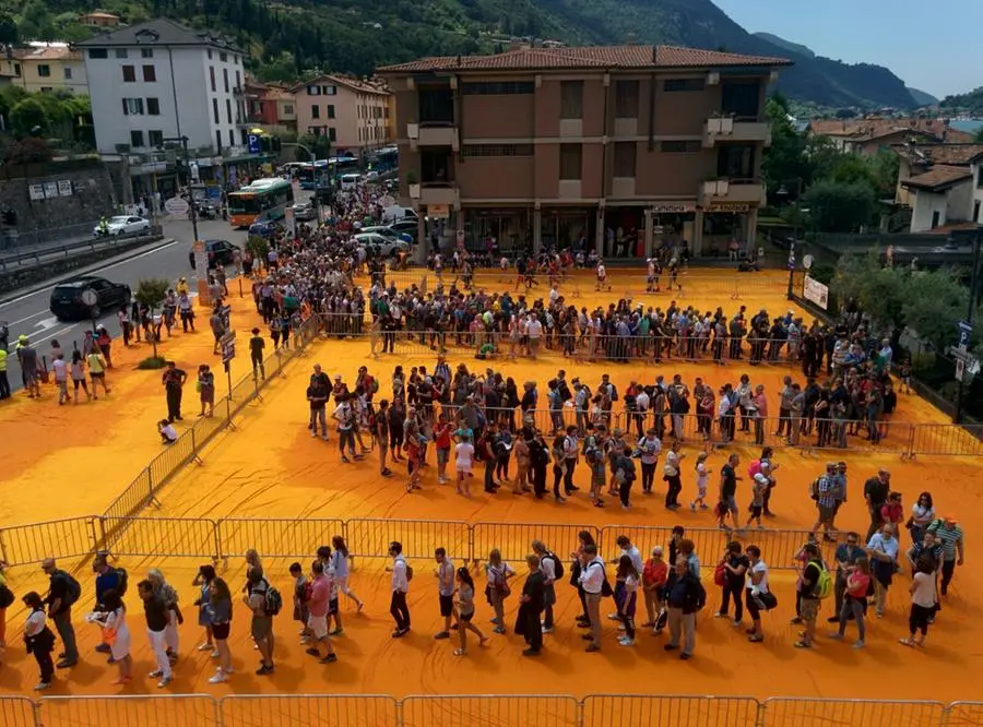 Code all'ingresso di The Floating Piers