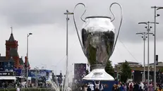 Il trofeo della Champions League in formato maxi a Cardidd - Foto Ansa/Epa Andy Rain