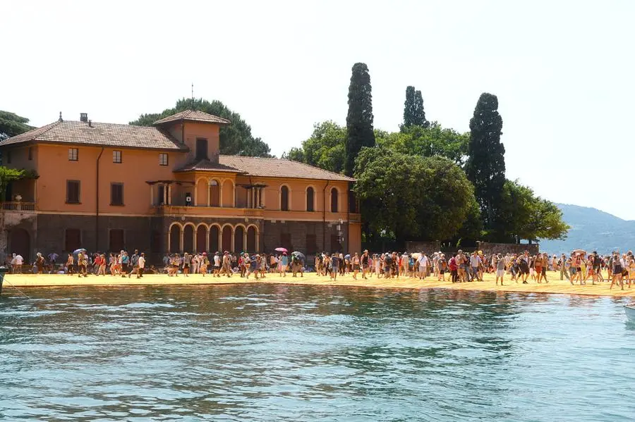 The Floating Piers dalla barca