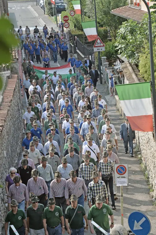 La sfilata degli alpini a Caionvico