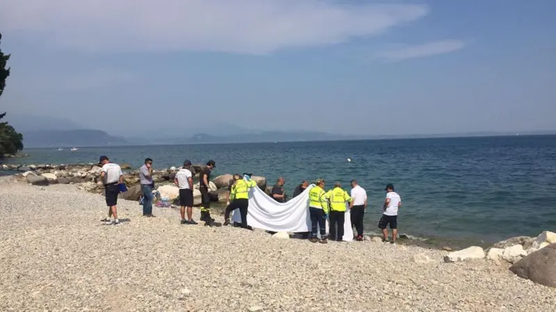 Cadavere nel Garda recuperato a Manerba