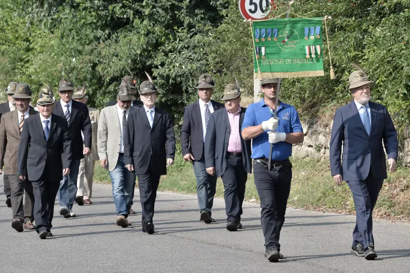 La sfilata degli alpini a Caionvico