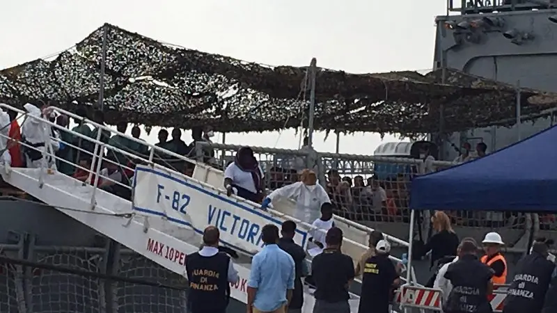 Migranti sbarcati a Cagliari - Foto Ansa/Manuel Scordo