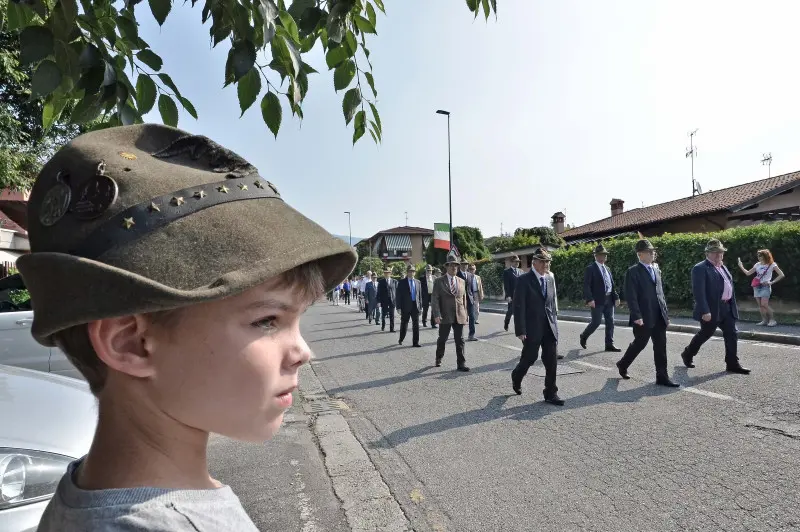 La sfilata degli alpini a Caionvico