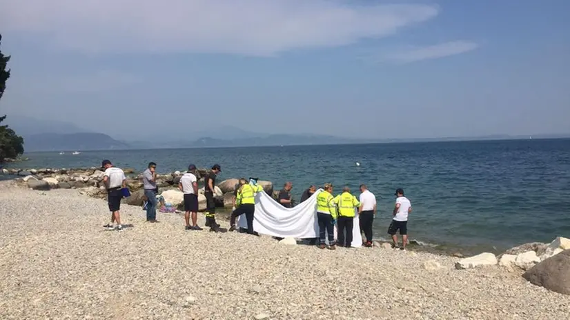 Il recupero del corpo dell'uomo dalle acque del lago
