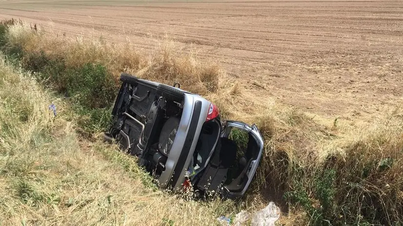 Auto nel fosso, cinque studentesse ferite