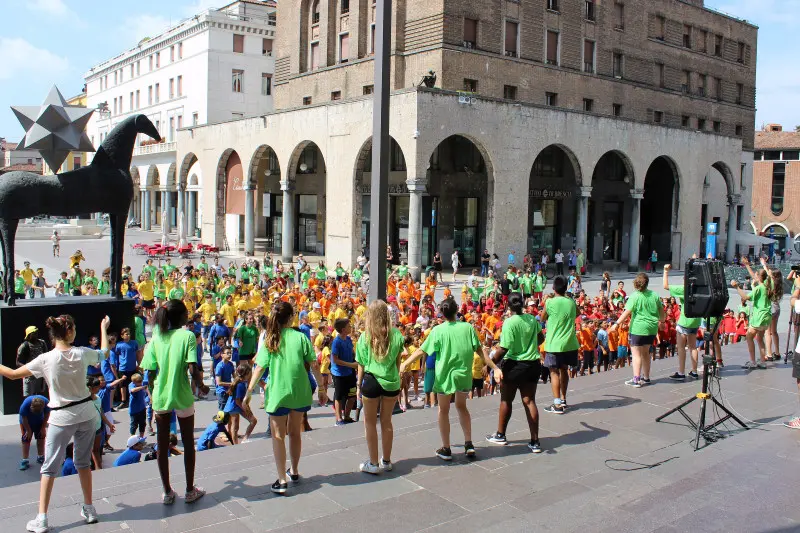 Il flash mob dei Grest, ieri mattina in piazza Vittoria