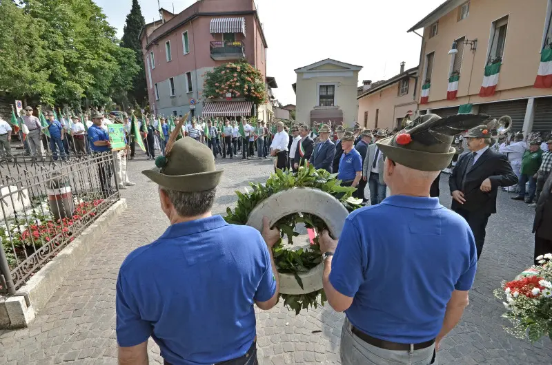 La sfilata degli alpini a Caionvico