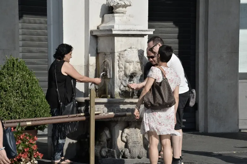 Caldo in città: code alla fontana