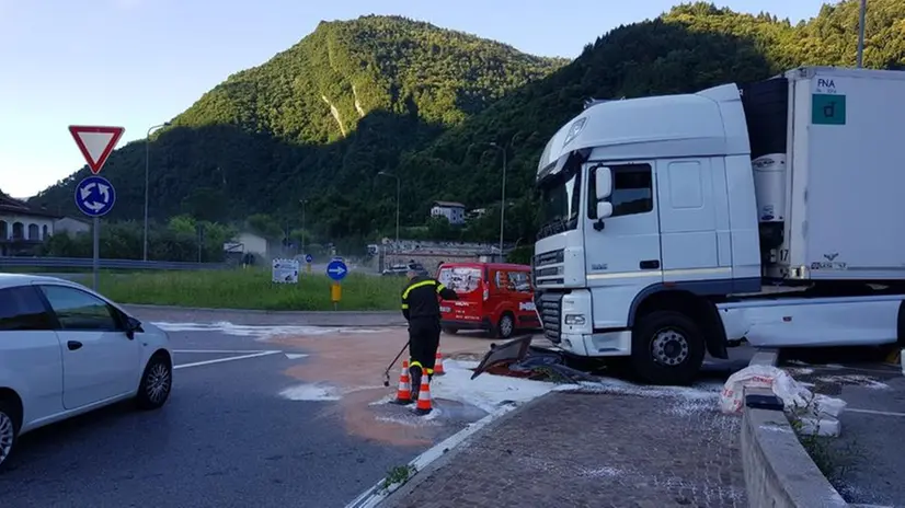 Gasolio sulla strada che diventa una pista