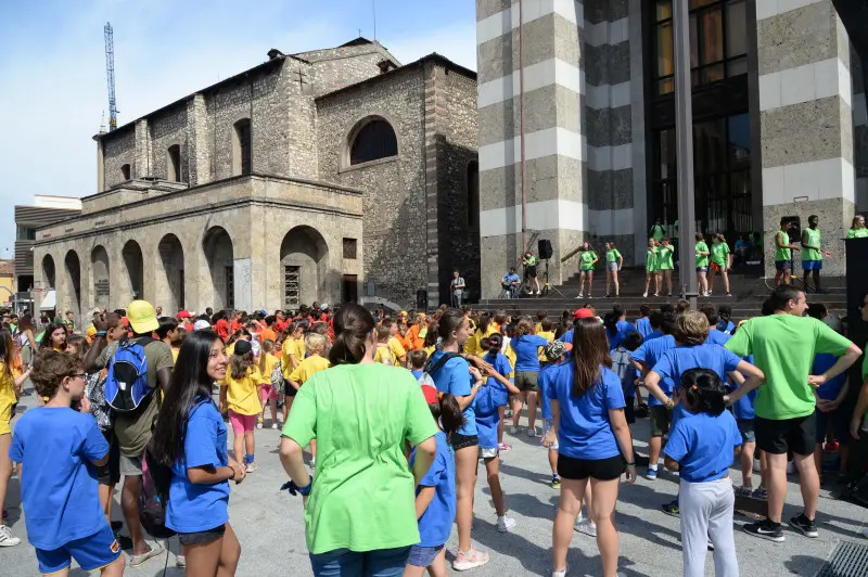 Il flash mob dei Grest, ieri mattina in piazza Vittoria