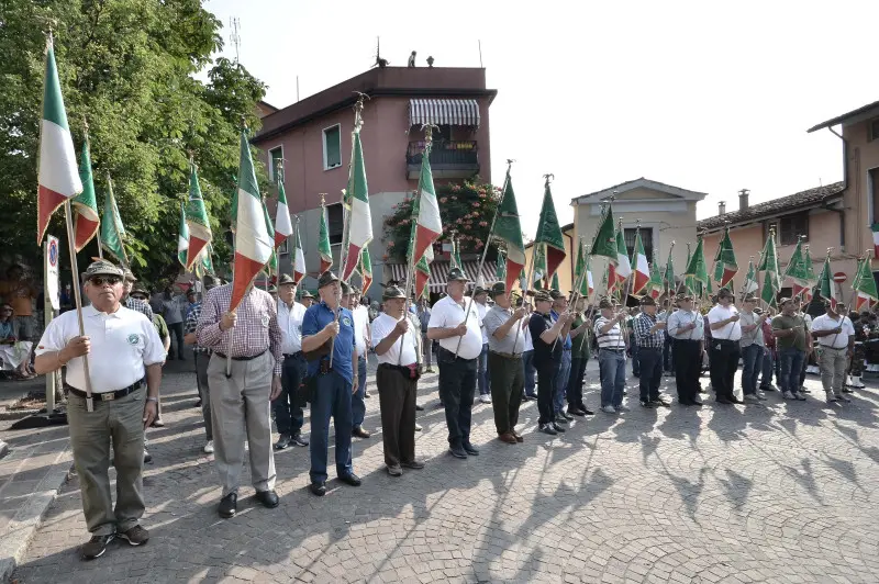 La sfilata degli alpini a Caionvico