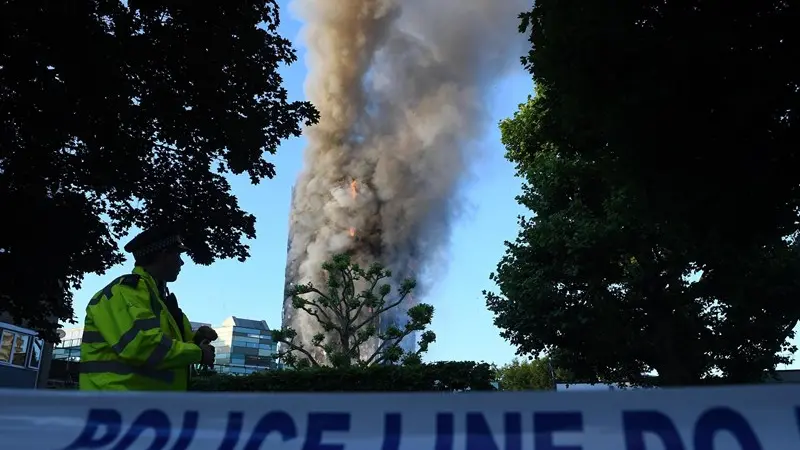 L'incendio alla Grenfell Tower - Foto Ansa/Epa Facundo Arrizabalaga