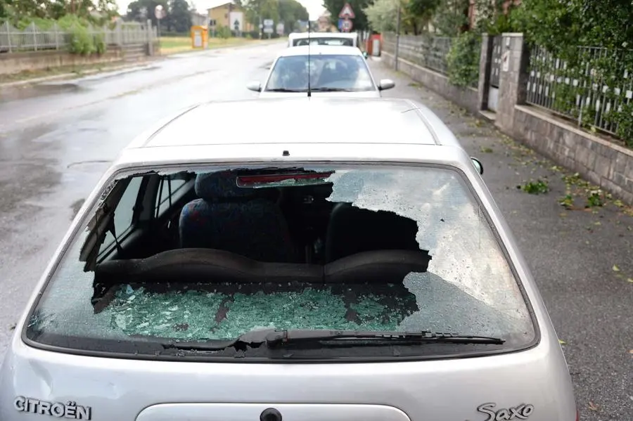 Auto danneggiate dalla grandine