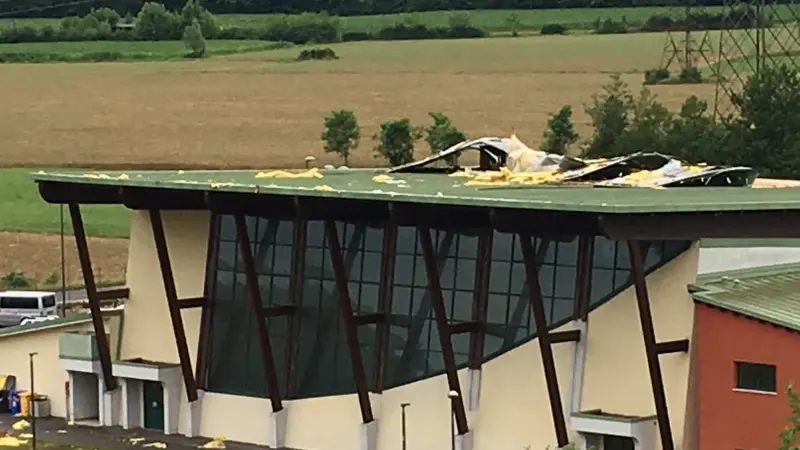 Monticelli, danni alla palestra