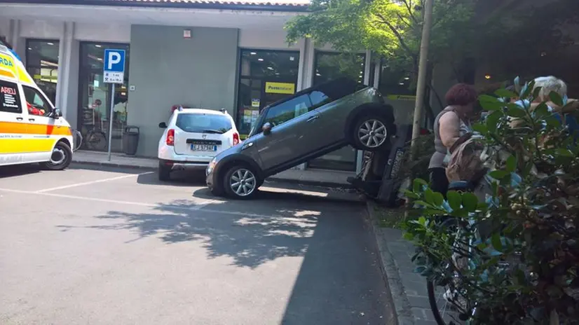 Manovra sbagliata in centro a Gavardo