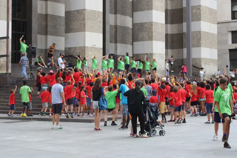 Il flash mob dei Grest, ieri mattina in piazza Vittoria