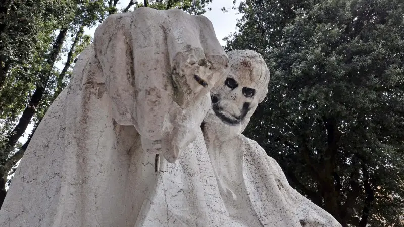 La statua di Niccolò Tartaglia imbrattata di vernice