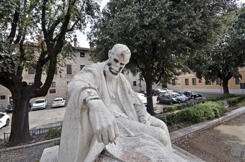 La statua di Niccolò Tartaglia imbrattata di vernice