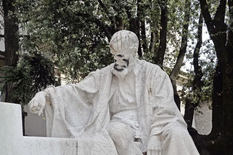 La statua di Niccolò Tartaglia imbrattata di vernice