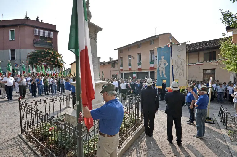 La sfilata degli alpini a Caionvico