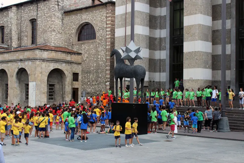 Il flash mob dei Grest, ieri mattina in piazza Vittoria