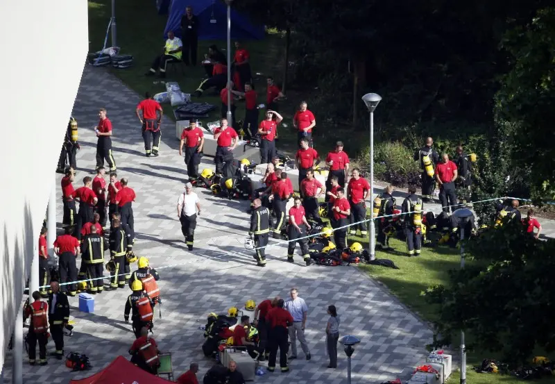 Grenfell Tower, la torre continua a bruciare