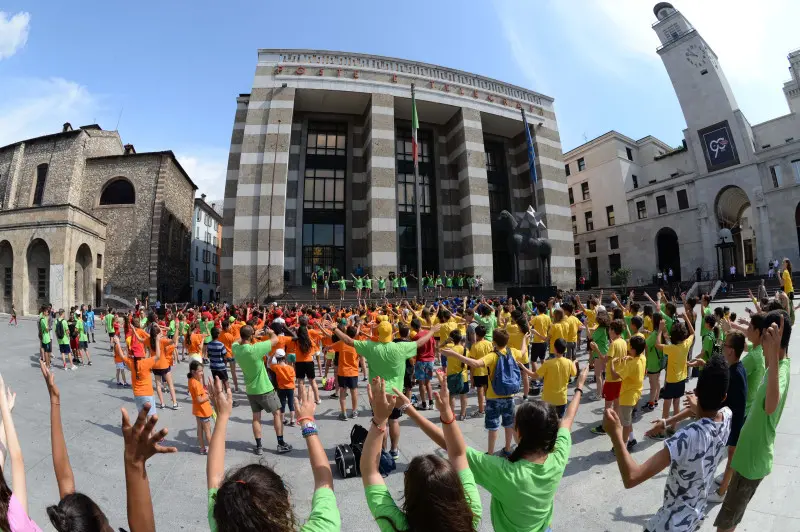 Il flash mob dei Grest, ieri mattina in piazza Vittoria