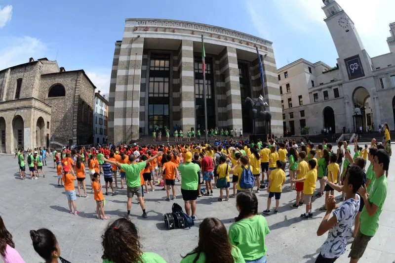 Il flash mob dei Grest, ieri mattina in piazza Vittoria