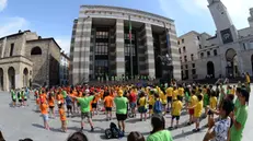 Il flash mob dei Grest, ieri mattina in piazza Vittoria