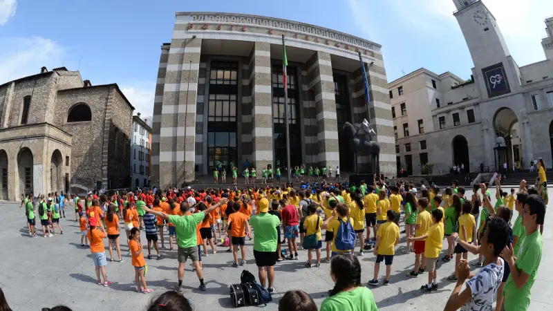 Il flash mob dei Grest, ieri mattina in piazza Vittoria