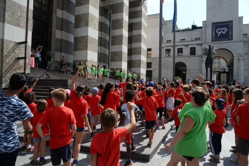 Il flash mob dei Grest, ieri mattina in piazza Vittoria