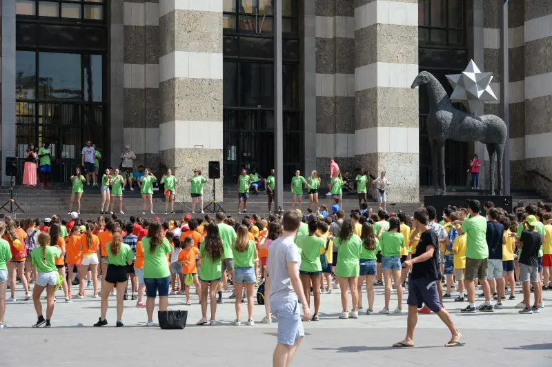 Il flash mob dei Grest, ieri mattina in piazza Vittoria