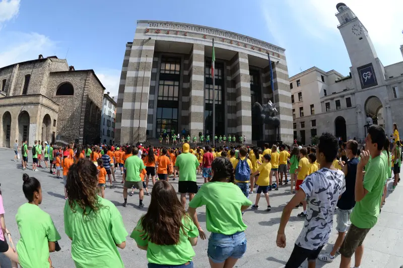 Il flash mob dei Grest, ieri mattina in piazza Vittoria