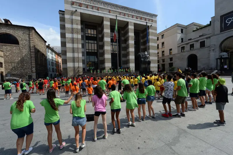 Il flash mob dei Grest, ieri mattina in piazza Vittoria