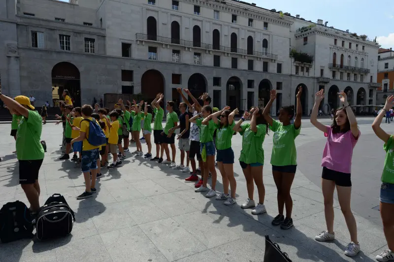 Il flash mob dei Grest, ieri mattina in piazza Vittoria