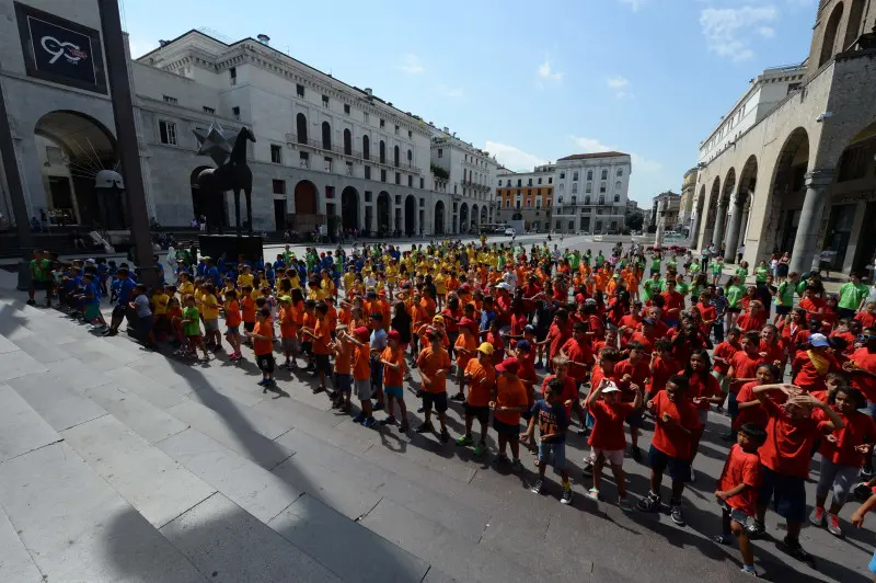 Il flash mob dei Grest, ieri mattina in piazza Vittoria