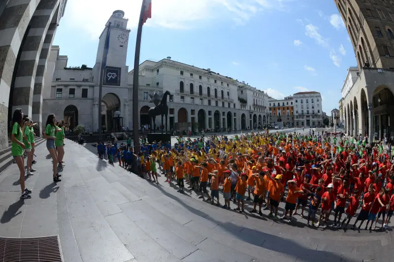 Il flash mob dei Grest, ieri mattina in piazza Vittoria